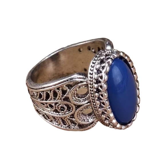 Vintage Silver and Blue Stone Ring - Picture 3 of 8